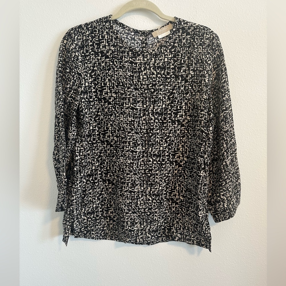 ‘S Max Mara black and white blouse. Slightly cropped sleeves. 2 button closure.